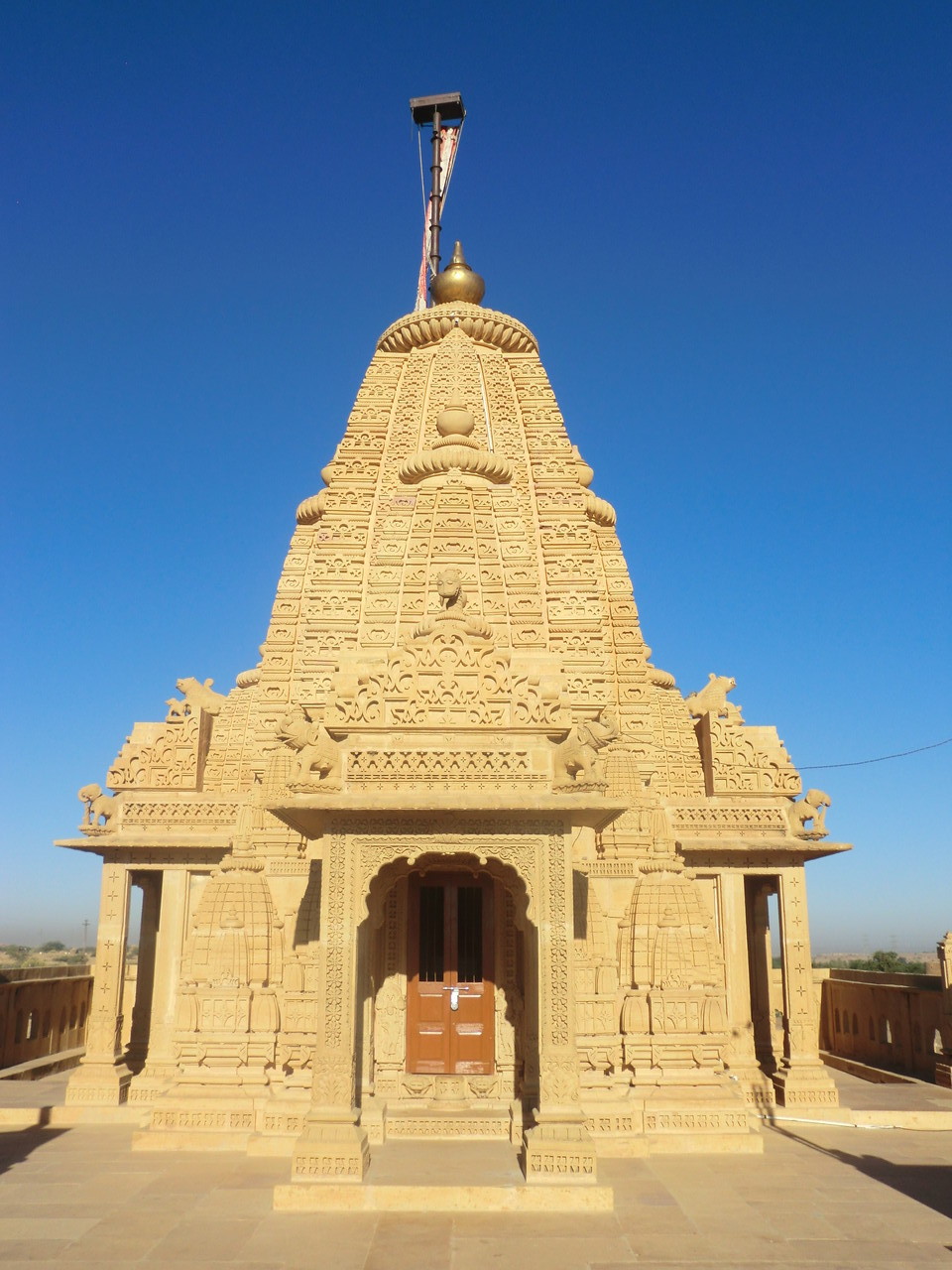 Ein typischer Jain-Tempel von aussen ...
