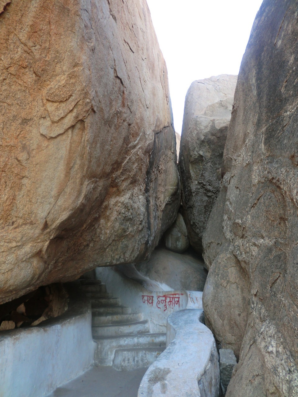 Aufstieg der 600 Stufen zum Affentempel durch riesige Felsbrocken