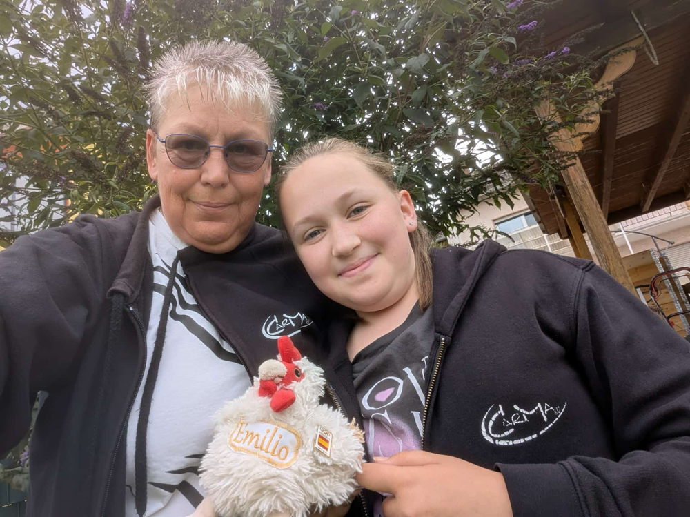 “Flörsheim schickt Grüße – das Vereinshuhn Emilio macht Ferien!” 🐓☀️“ #CarMaonTour