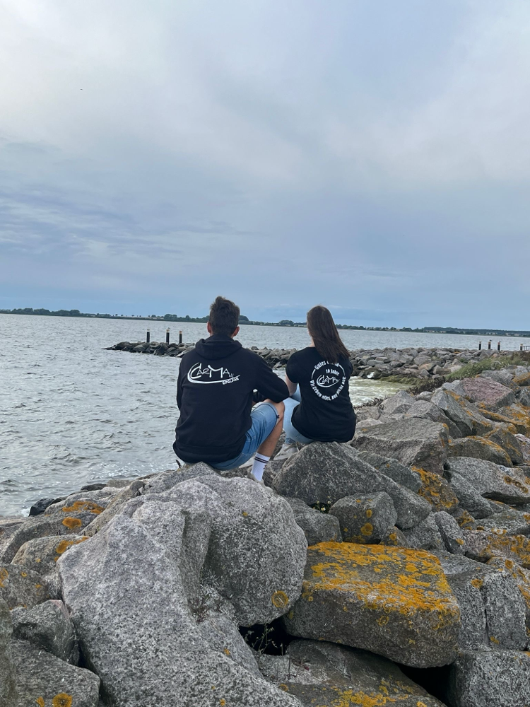 „Urlaubsgrüße von der Insel Rügen – Zwischen rauem Fels und Meeresrauschen, Weitblick und unser gemeinsames Abenteuer 🪨🌊🐚. #CarMaonTour“ 🌊✨