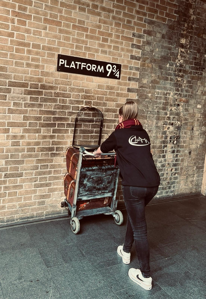 👉 „Liebe Grüße von Rici aus England! ✨ Gerade stehe ich am berühmten Gleis 9 ¾ in London und lasse mich ein bisschen von der Magie verzaubern 🧳🚂. Diese Reise schenkt mir neue Eindrücke, Inspiration und eine kleine Auszeit vom Alltag.🇬🇧✨#CarMaonTour