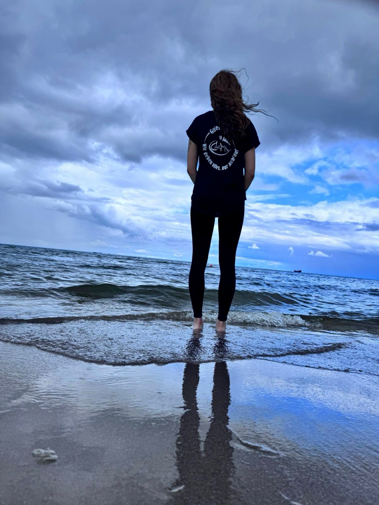 „Sonnige Grüße von der Ostsee! Auch am Strand🏝️ von Swinemünde tanze ich im Herzen weiter. Ich genieße Wind 🌬️, Wellen und Meer 🌊 …und lasse mich vom Rhythmus der Wellen inspirieren.“. #CarMaonTour