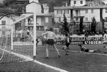 Colpo di testa di Bussalino, salvato da Belletta con l'aiuto della traversa