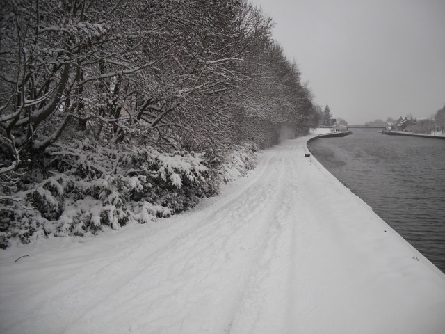 Le canal, les berges - vers la ville