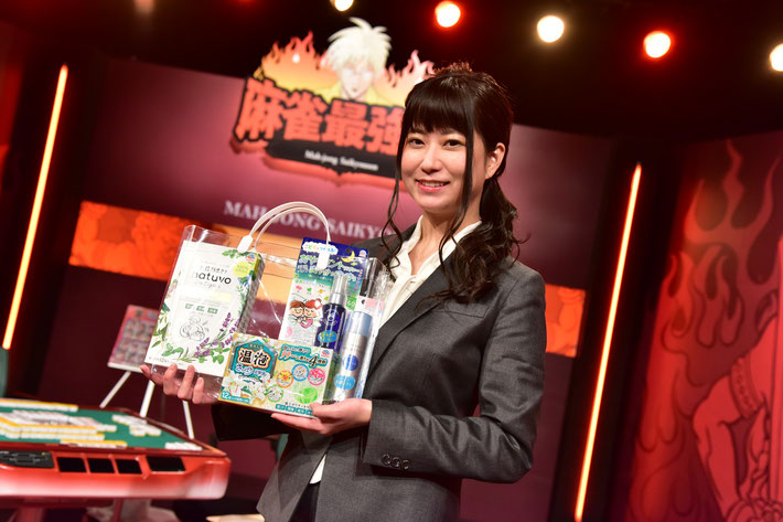 優勝しアース製薬提供の賞品を手にする水口。