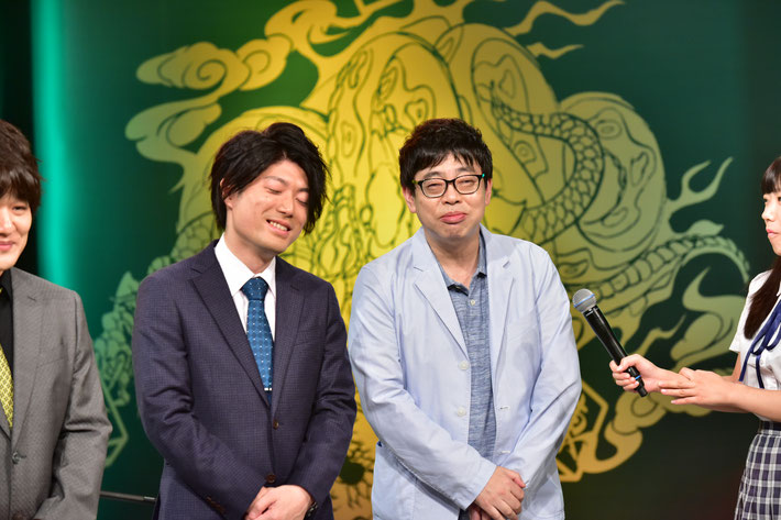 役満をアガって3着の浅井裕介(左)と放銃した馬場裕一(右)。