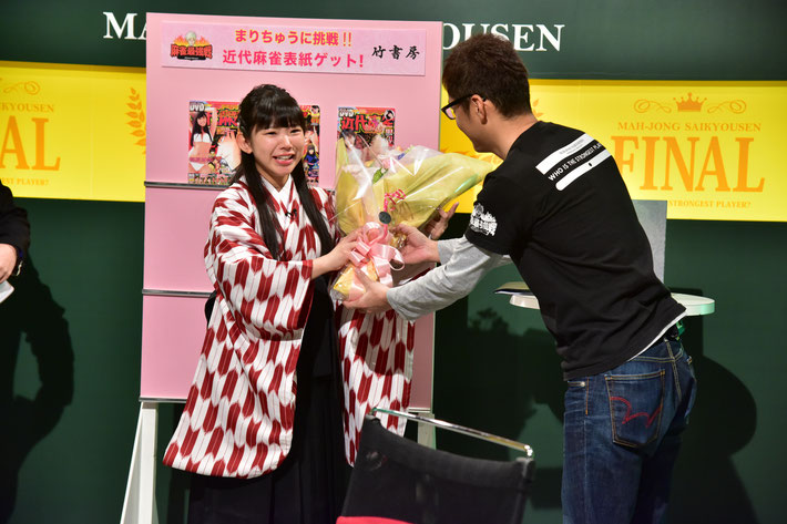 1年間アシスタントを務めたまりちゅう(長澤茉里奈)に最後は編集長から花束が贈られた。
