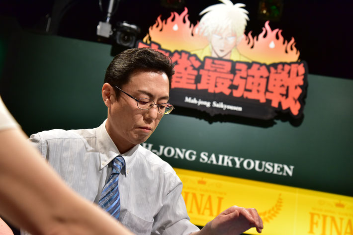 【決勝1位】近藤誠一は東1局親のリーチにリャンシャンテンから押して危険牌4連打で追いつきアガリきった。