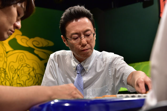 オーラス逆転のリャンペーコーをテンパイした近藤誠一。