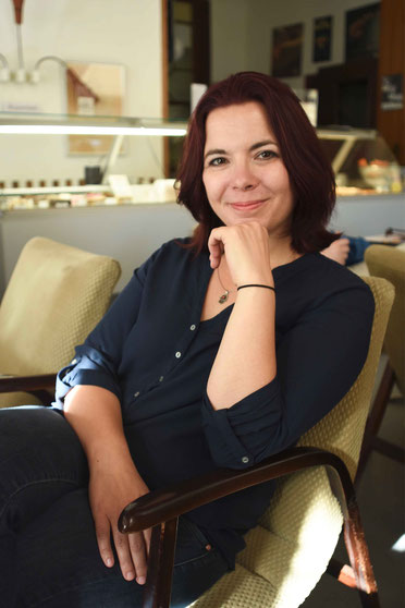 Cornelia Höppner lächelnd und sitzend