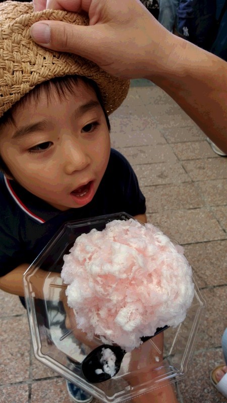 かき氷を食べる子供の写真