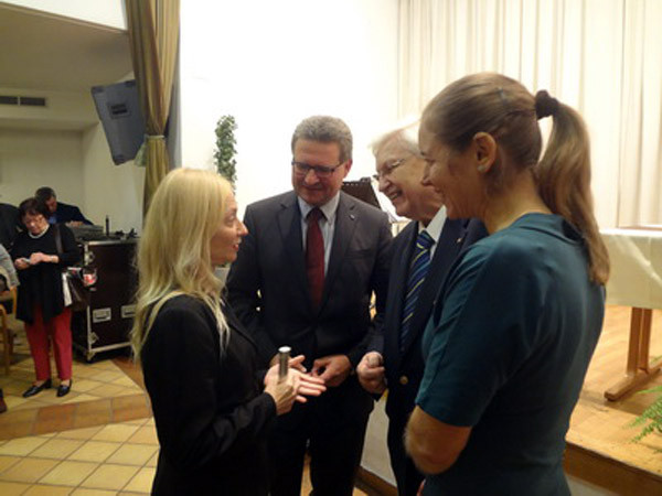 Barbara Neuwirth mit den Geldgebern des Preises: Hermann Dikowitsch (Land NÖ); Winfried Leisser (ehem. Präsident des Rotarier Clubs) und Lisa Dyk (ggw. Präsidentin des Rotarier Clubs) 