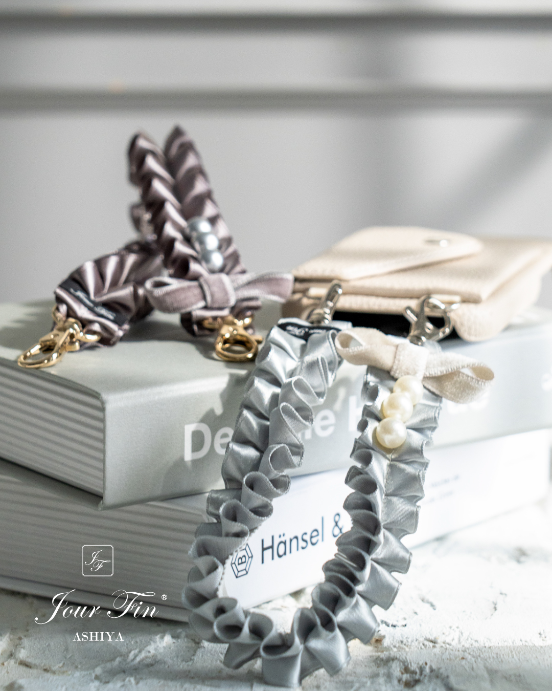 LoveRibbon® Frill pearl handle strap