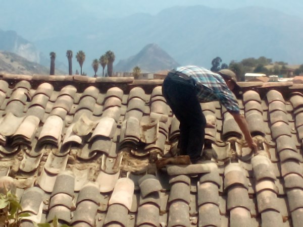 Vor der Regenzeit noch schnell das Dach reparieren.