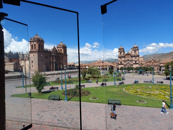 Zentraler Platz in Cusco sehr leer, Straßenverkäufer haben Schwierigkeiten, etwas an den Mann zu bringen...