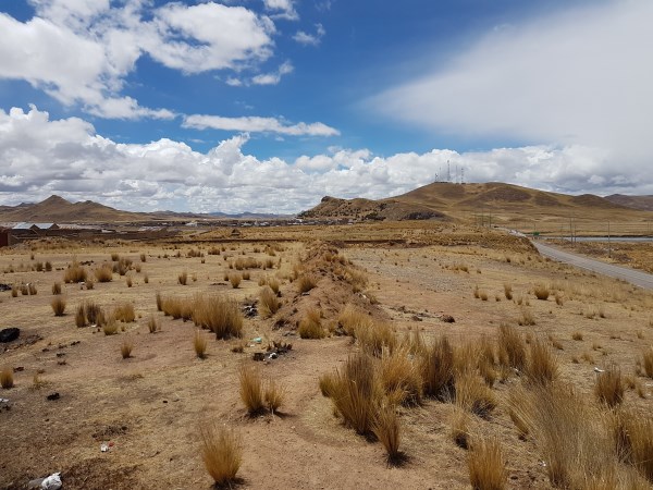 Ayaviri auf 3900 m - die Straße geht Richtung Puno. / Ayaviri at 12.800 feet - the main road goes to Puno
