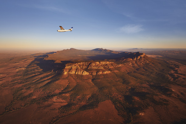 Buschpilot über den Flinders Ranges, Südaustralien                                      © South Australian Tourism Commission