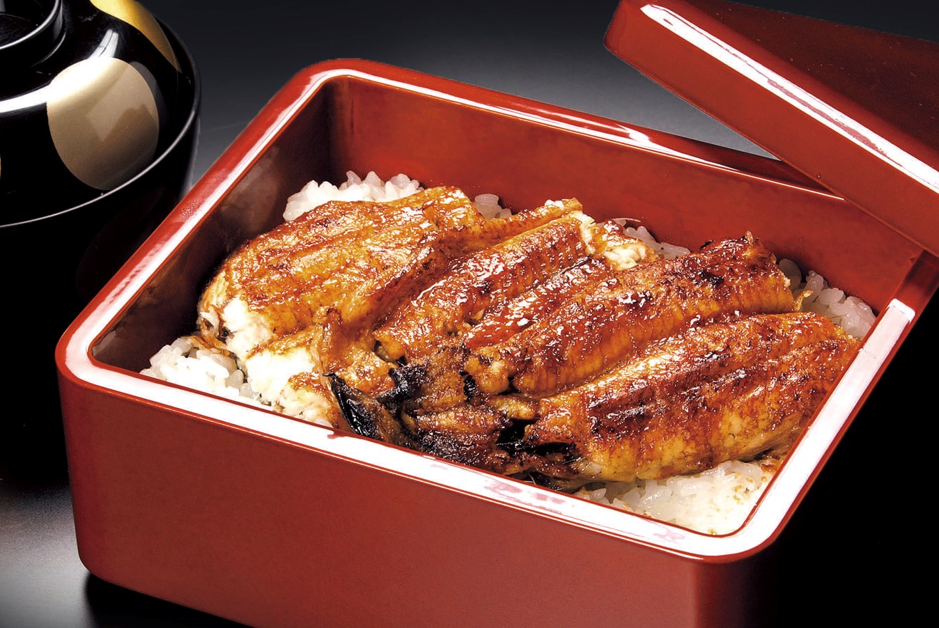 愛知県一色産の肉厚な鰻を使用
