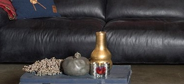 Ausschnitt Schwarze Leder Couch
