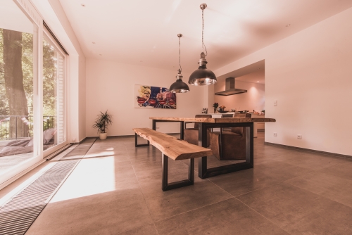 Esszimmerbank modern arrangiert