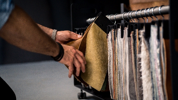 MÖBELLOFT Bezüge Leder Stoff Cord Kord und Samt für moderne Sofas Wohnlandschaften und Sessel in modernen Einrichtungen