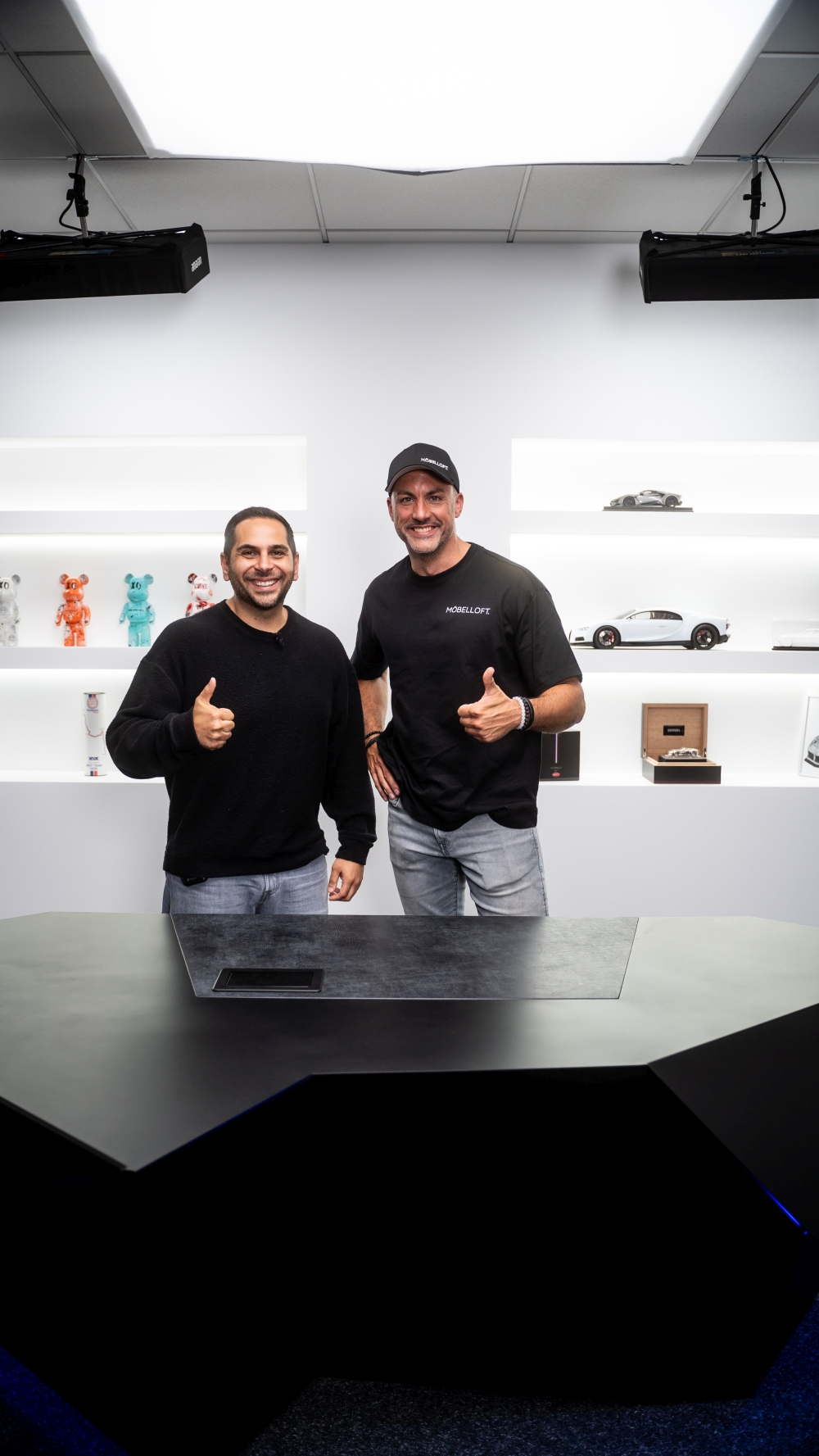 YouTube-Star und Supersportwagenhändler Omid mit dem ersten handgefertigten Luxus-Schreibtisch SAPHIR No.1 – exklusives Designmöbel für das Chefbüro