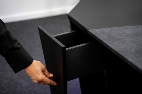 SAPHIR no.1 - Designerschreibtisch mit integriertem Stauraum 