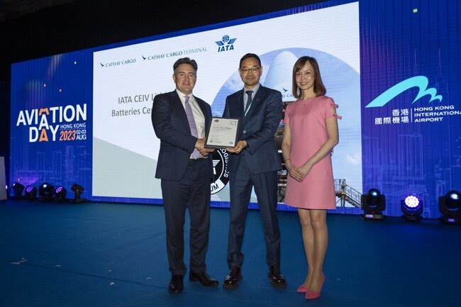 Cathay Chief Customer and Commercial Officer Lavinia Lau (right) and Director Cargo Tom Owen (left) receive the IATA CEIV Lithium Batteries (CEIV Li-batt ) certification from IATA Regional VP Xie Xingquan. Image: Cathay Cargo