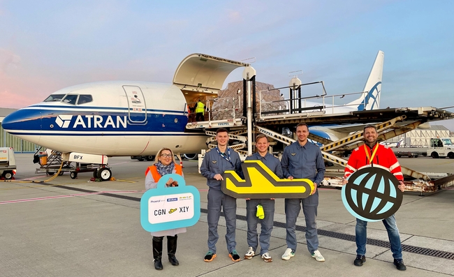 Cologne Cargo managers Sabina Littmann and Torsten Wefers welcome the ATRAN crew at CGN after the arrival of the Xi’an flight  – photo: company courtesy