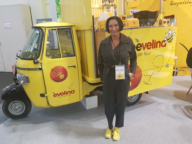 Sabrina Fontanella of evelina International proudly presented her company’s Tuk Tuk, a market vehicle and one of the visual attractions at Fruit Logistica – picture: hs/CFG