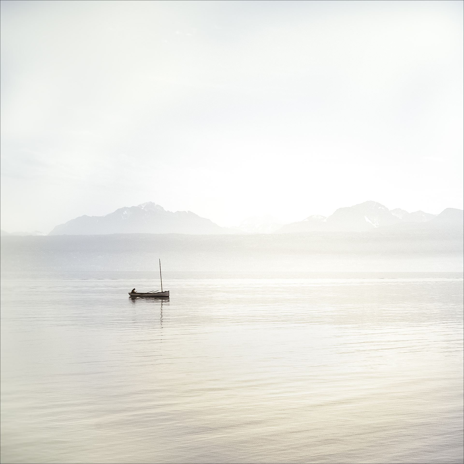 La jeune fille et le lac   Photo: C Tichadou   