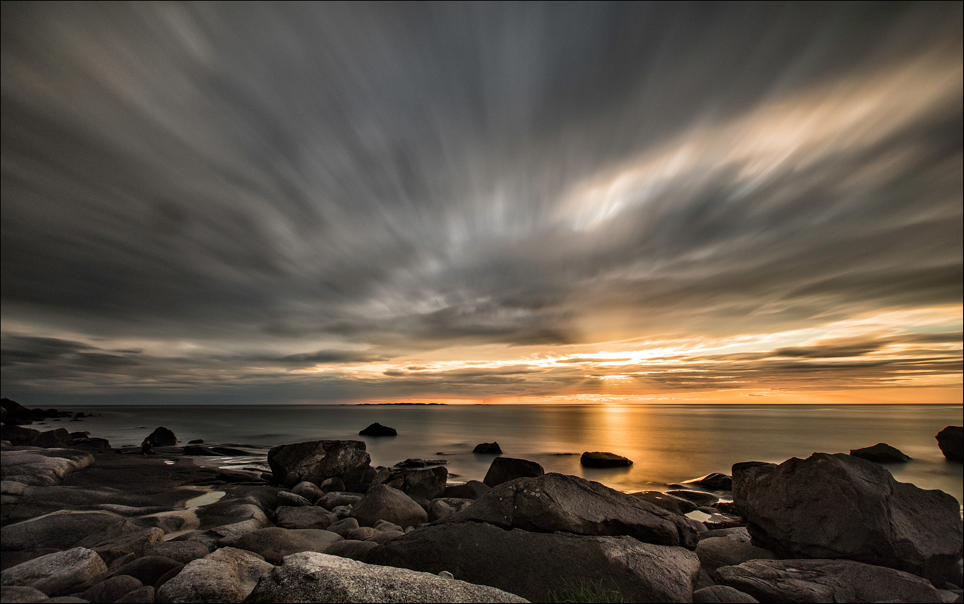 Midnight sun   Photo: Y Lardy   