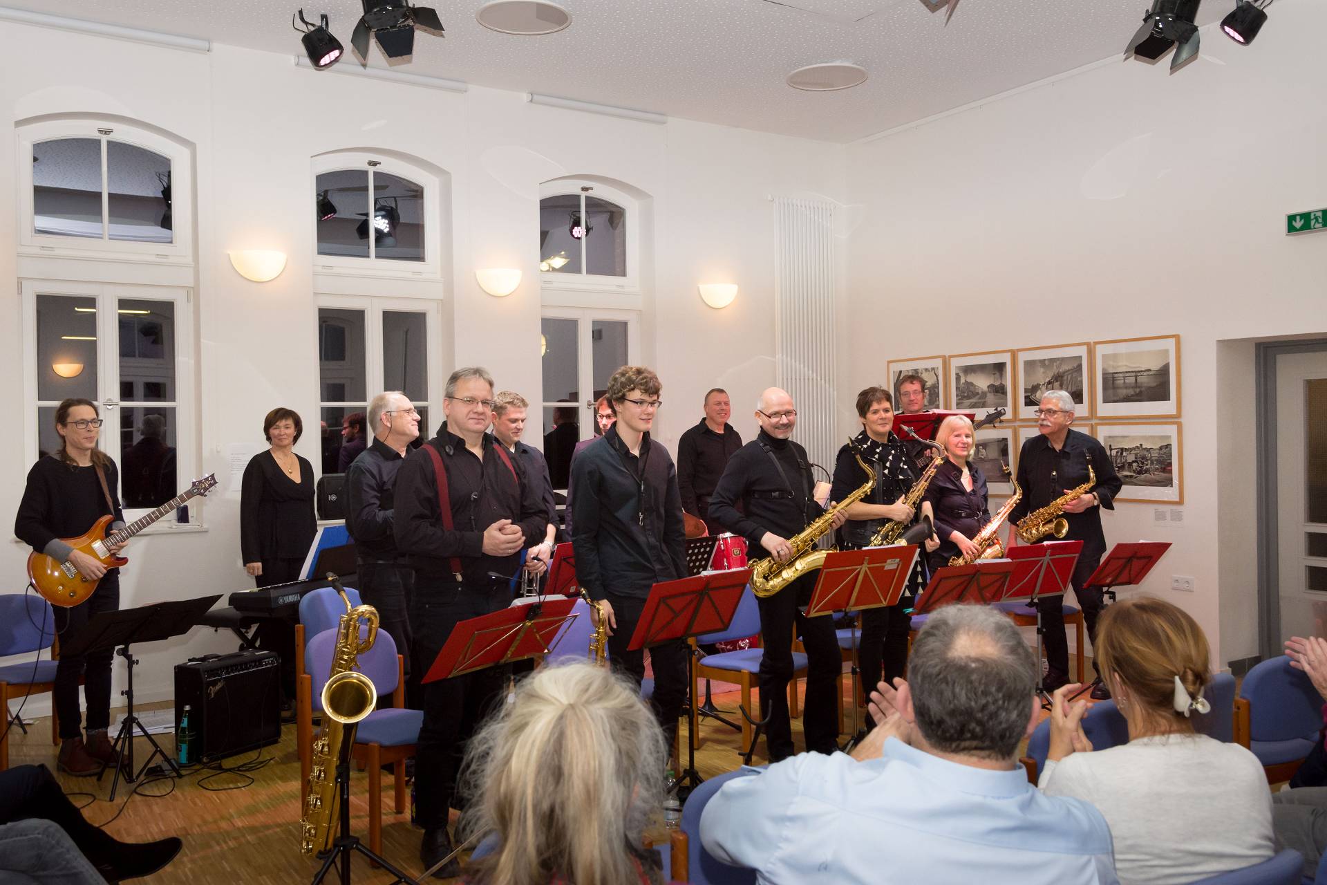 Die Band wurde nach dem Auftritt gefeiert (Fotos: Generationenverein Hümme). 