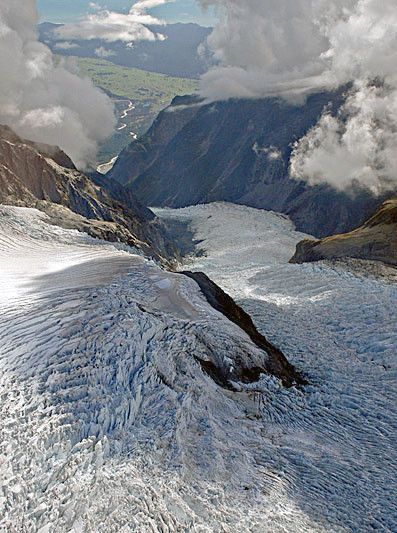Crevasses on the Fox Galcier where the accumulation basin drops down into the steep valley occupied by the glacier tongue (SwissEduc)