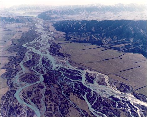 The Clutha/Mata-Au has a much more definite bed than the braided rivers running east from the Southern Alps. This is the Waitaki that flows into the Pacific north of Oamaru (Source:New Zealan