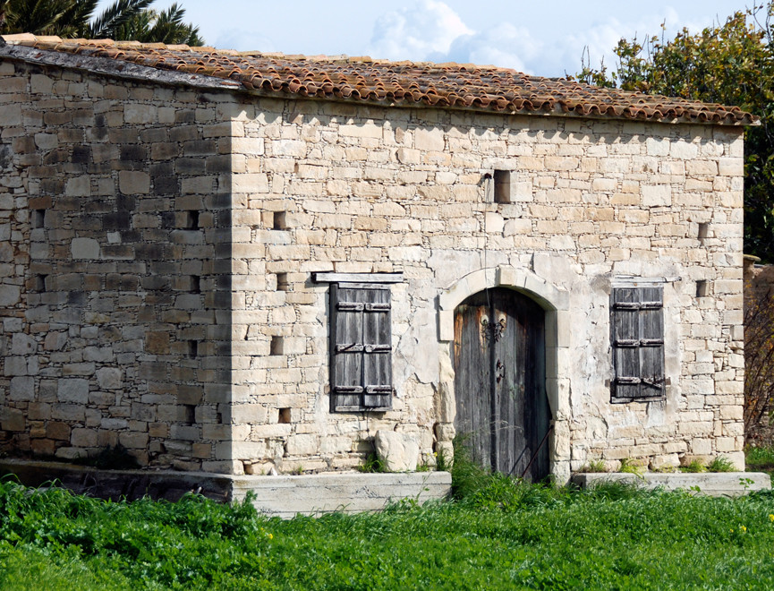 Limestone barn , Avdellero (January, 2013).