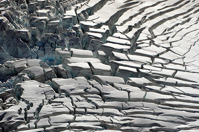 Crevasses and cross-crevasses  on the accumulation basin of the Fox Glacier showing uneven surface topography (SwissEdu - click fo