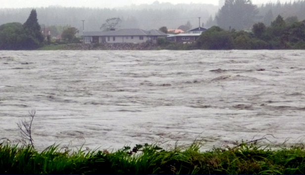 Hokitika River threatening to burst its banks in January 2013 (Jazmin Fuller)