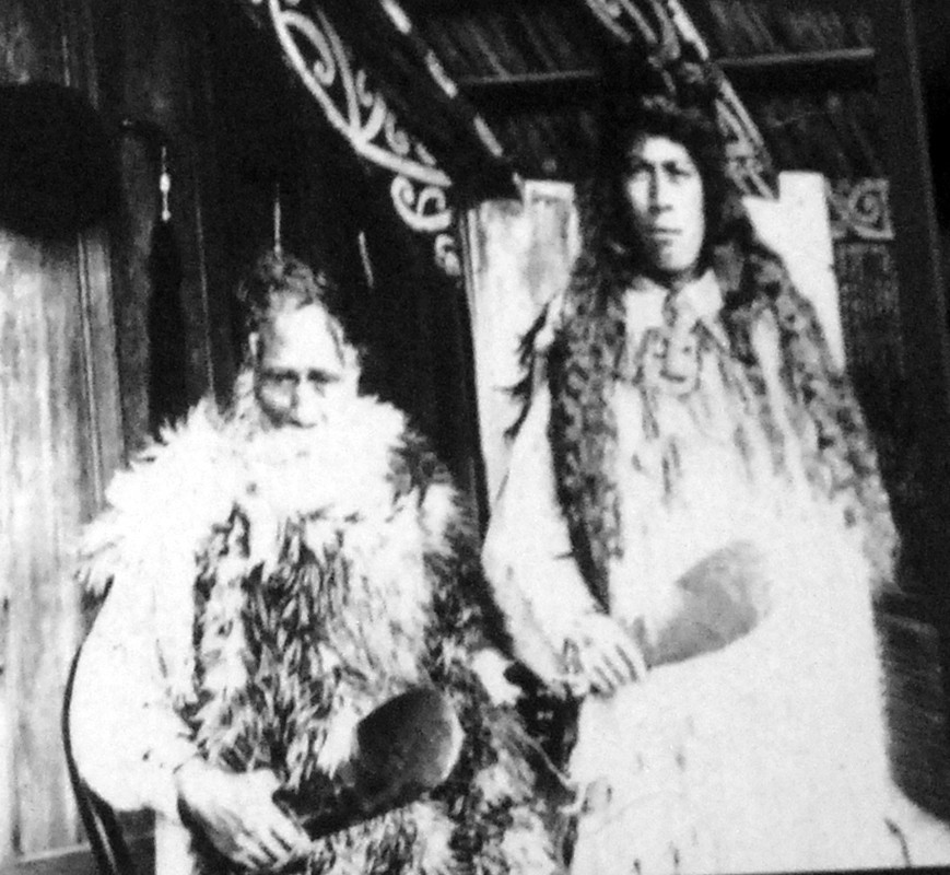 Te Pokiha Taranui (also known as 'Major Fox') and his wife of the Ngati Pikiao in the Bay of Plenty holding pounamu mere (clubs) photographed in 1901 (on display in Auckland Museum).