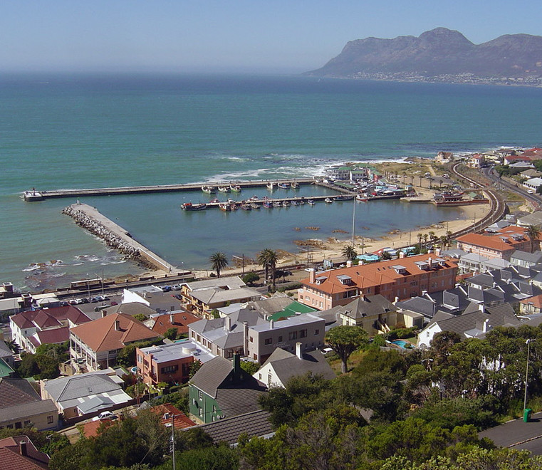 Kalk Bay looking to Simon's Town (coutesy Zaian @ Wikimedia)