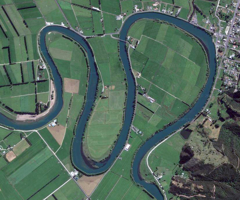 The serpentine loops of the Matau branch of the Clutha/Mata-Au at Kaitangata bordering Inch Clutha (NZTopo Map/Google)