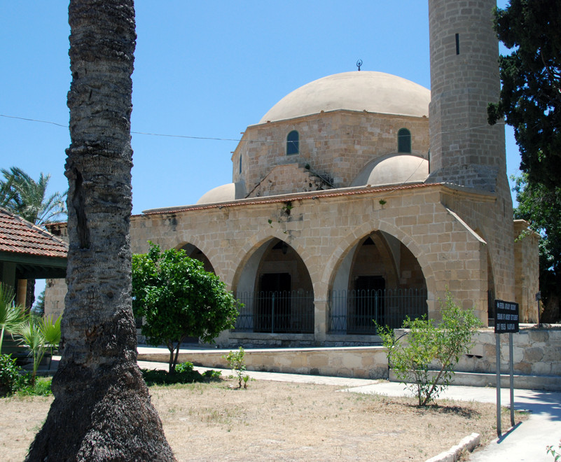 Front view of the Hala Sultan Tekke mosque (May 2012).