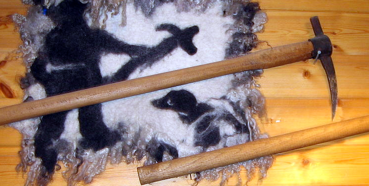 Hakapik displayed in a Tromsø gun shop in 2007 (Wikimedia Commons: Manxruler). Hakapik are still used to finnish of seals after they have been shot and were once the weapon of choice in the seal hunt. The short end was used first and then the gaff end.