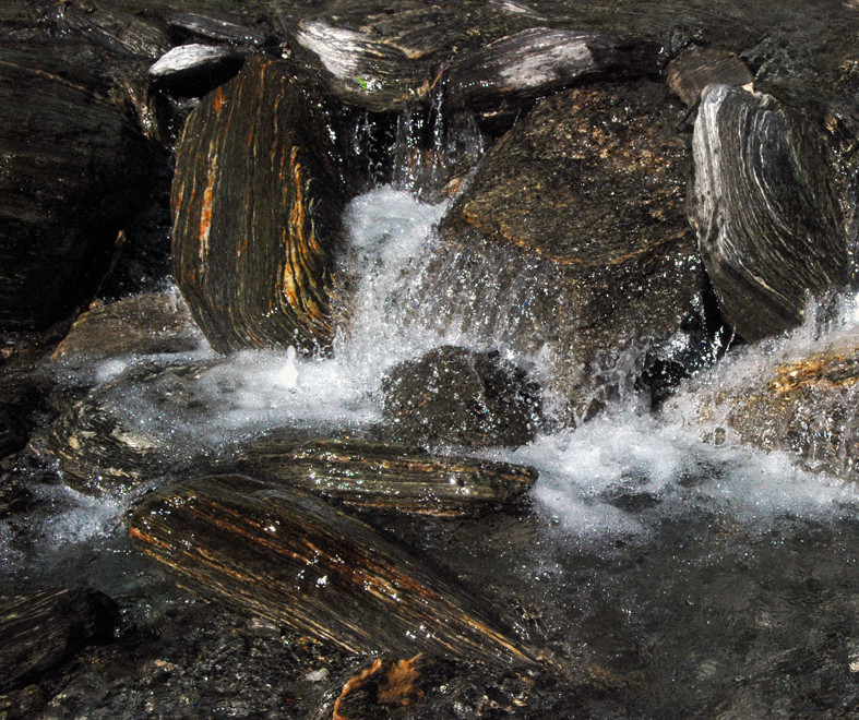 Schist blocks with clear veins of quartz in the Mill Strean near the Fox Glacier