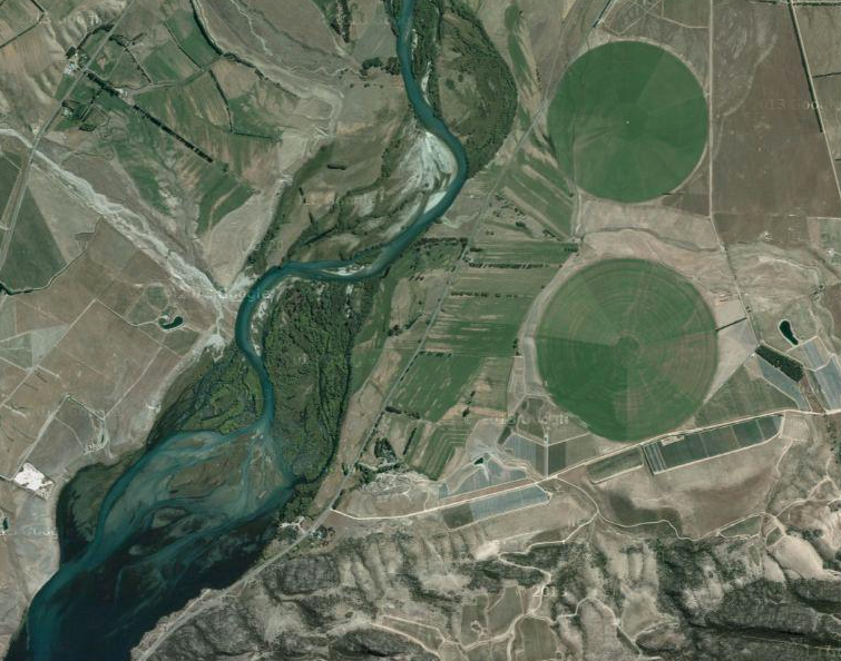 Sedimentation at the top of Lake Dunstand (created by the Clyde Dam) and lakeside irrigation scheme (NZ Topo Map/Google) 