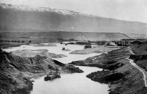 Dredges working the Clutha/Mata-Au three miles from Cromwell in 1908 (Teara.gov.nz)