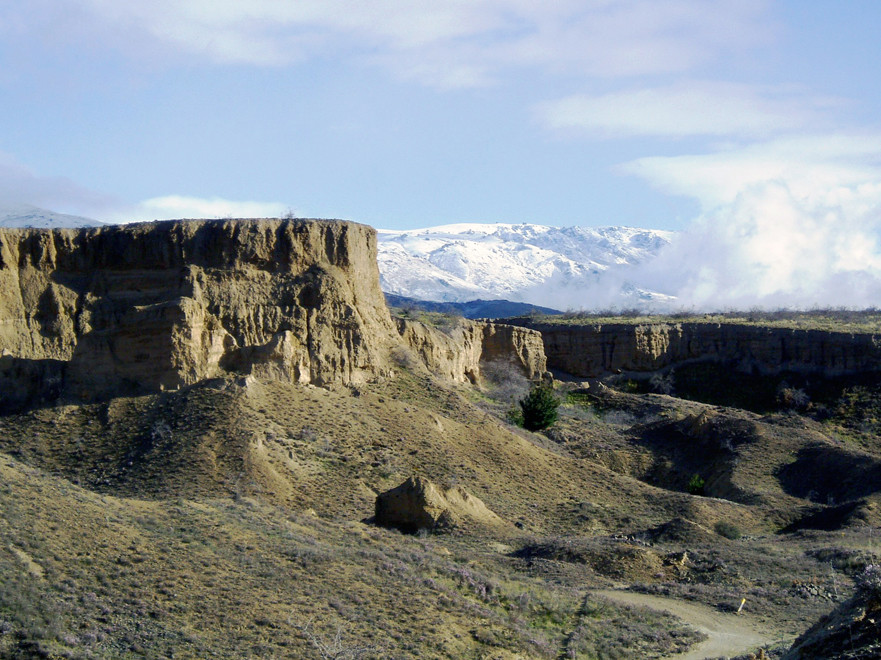 The barren landscape at Bannockburn, just off the Clutha/Mata-Au river resulted from extensive gold sluicing (Courtesy Tippet WikiCommons)