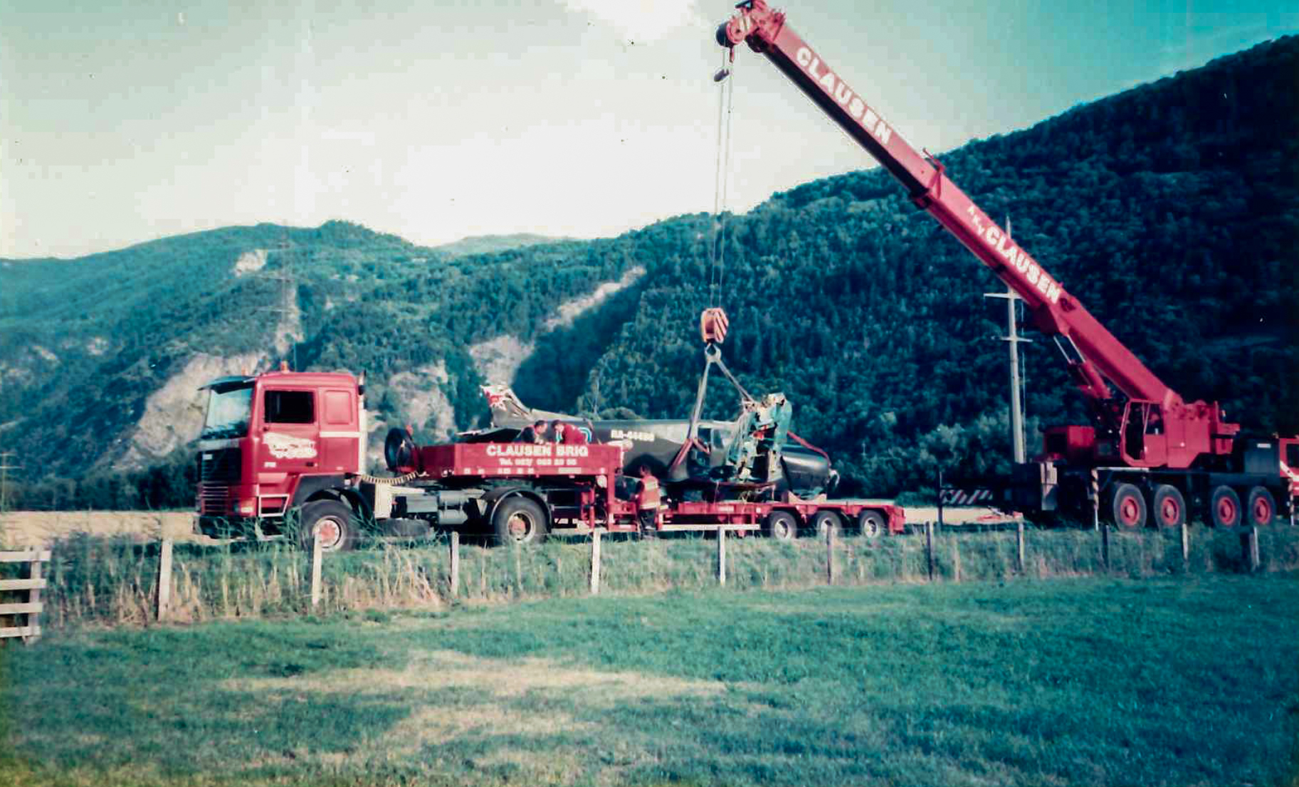 Auf einem Tieflader wird das Flugzeug für den Abtransport verladen.