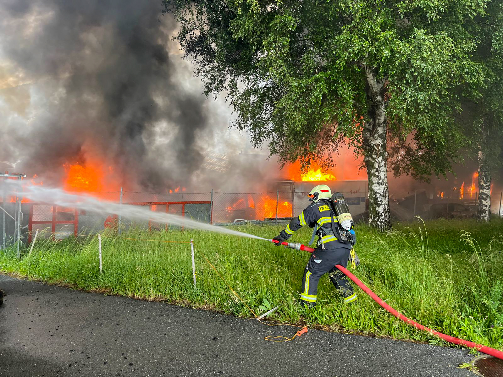 Löscharbeiten Brand Autoverwertung, 29.05.2024