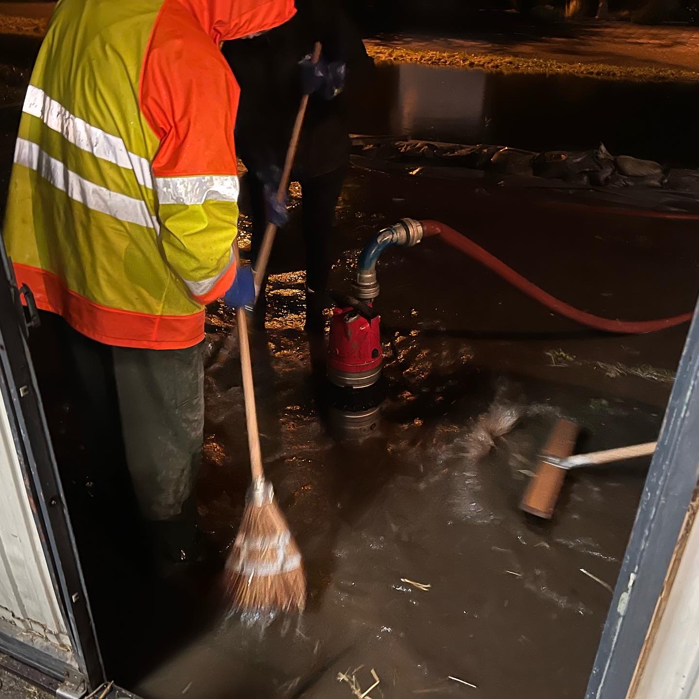 Abpumpen vom Wasser über die Dämme